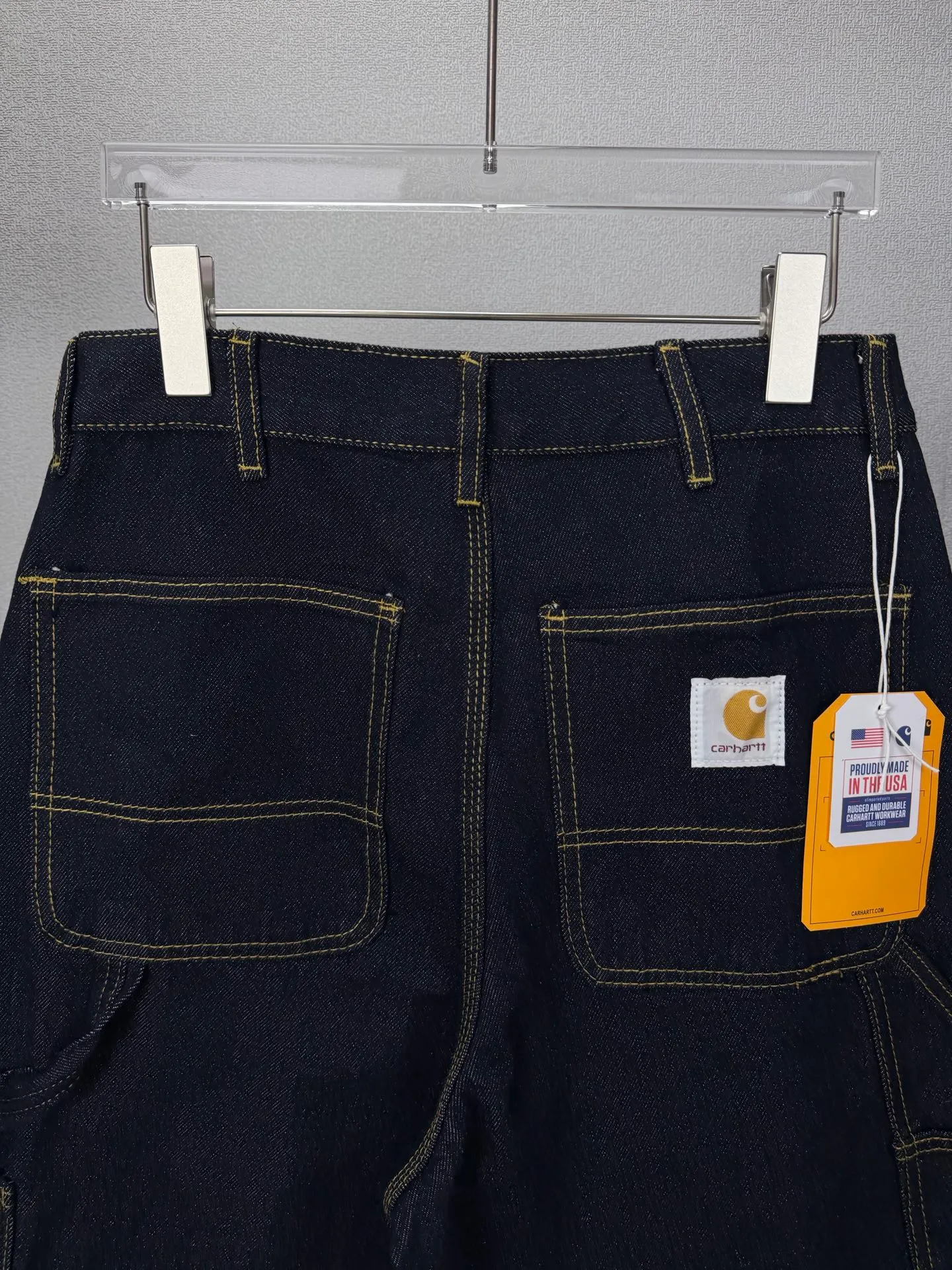 Carhartt 2026 New Arrival Denim Solid Color Logging Couple Style Washed Loose Denim Shorts High Version High Version Original customized denim fabric, Internet celebrity Same Style original pulp denim fabric, spliced ​​loose version, full-body solid color simple design, very high-end and stylish! The fabric feels very comfortable and these are super Versatile and beautiful denim shorts! ! Complete with three standards, Same Style for men and women 👫Must-have item Color: Dark Blue Size: 28, 30, 32, 34, 36 (five sizes)